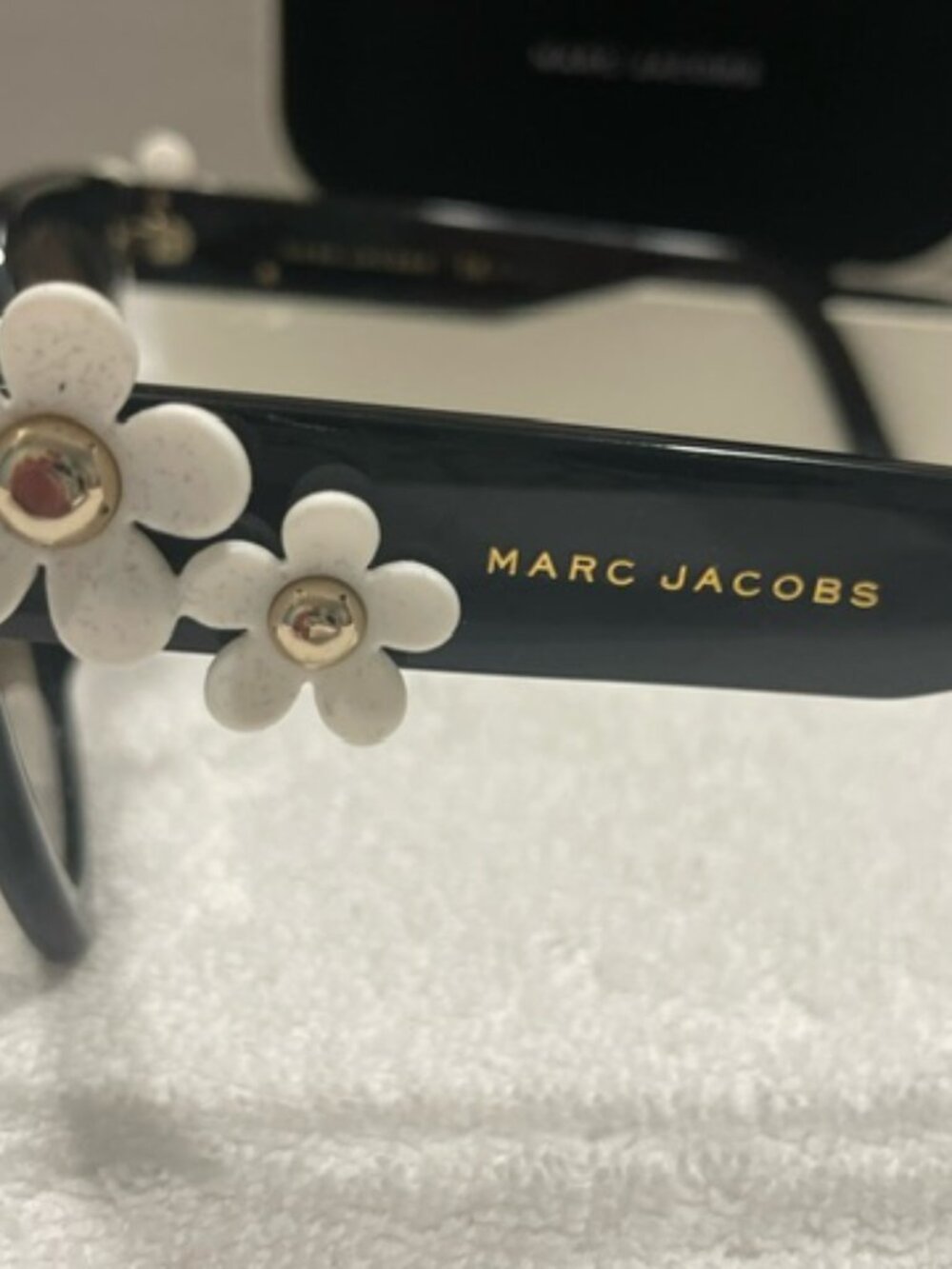 Marc Jacobs Daisy Motif Sunglasses black w/case.  Rare, Hard to Find.  OH SO CUT - Picture 4 of 8